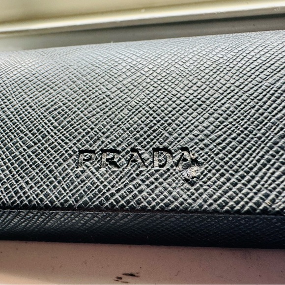 PRADA CASE - Picture 2 of 3